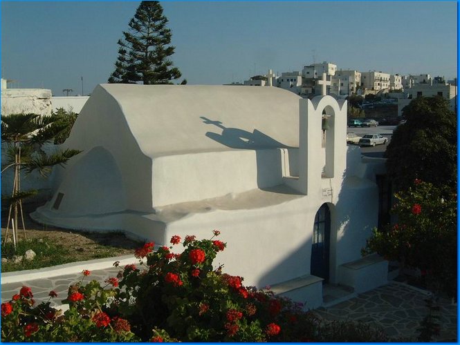 2003 08 19 030819 Small church on nAXOS.JPG